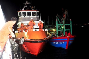 Cứu 5 bố con ngư dân bị nạn trên biển