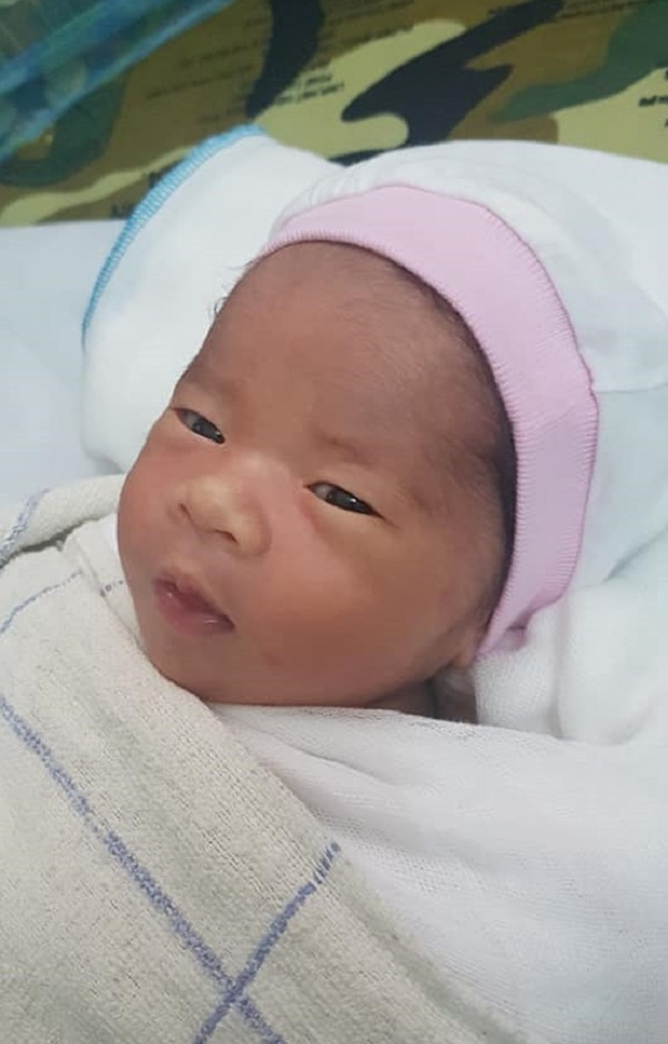 Vừa chào đời, bé trai kháu khỉnh bị mẹ bỏ lại bệnh viện - 2 Vừa chào đời, bé trai kháu khỉnh bị mẹ bỏ lại bệnh viện - 2