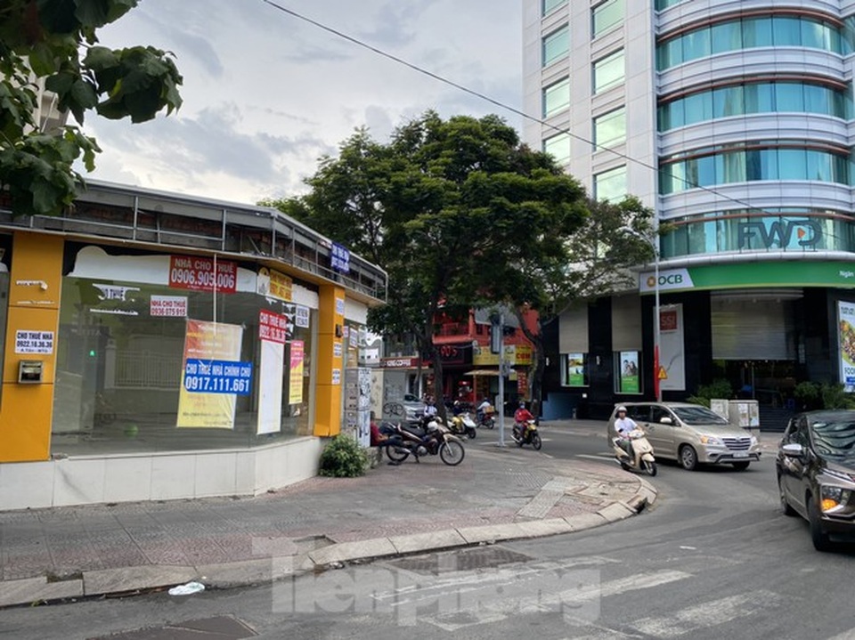 Nhà phố tiền tỷ thi nhau đóng cửa, treo biển cho thuê ở trung tâm Sài Gòn - 2 Nhà phố tiền tỷ thi nhau đóng cửa, treo biển cho thuê ở trung tâm Sài Gòn - 2