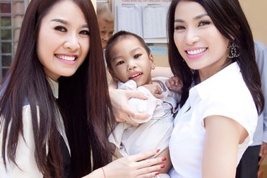 Người đẹp Quế Vân và Myna Lê đến với người nghèo miền Tây