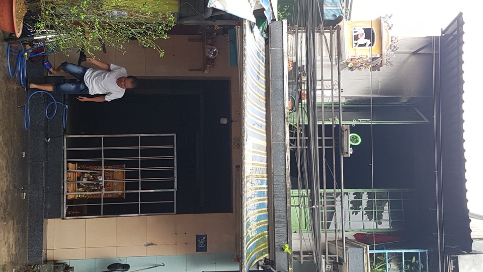Ngôi nhà 2 tầng bốc cháy, 1 chiến sĩ bị thương khi dập lửa - 4 Ngôi nhà 2 tầng bốc cháy, 1 chiến sĩ bị thương khi dập lửa - 4