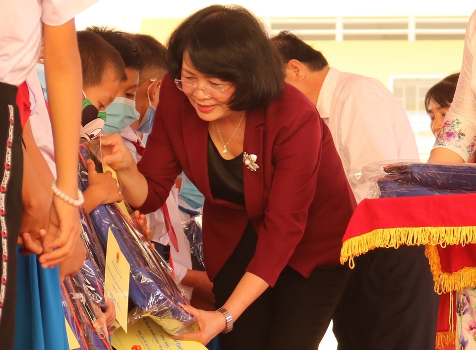 Phó Chủ tịch nước dự lễ khánh thành, khai giảng trường học ở Vĩnh Long - 2 Phó Chủ tịch nước dự lễ khánh thành, khai giảng trường học ở Vĩnh Long - 2