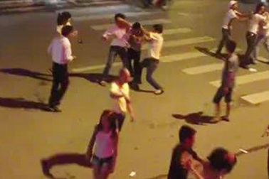 Hoảng hồn thanh niên hỗn chiến náo loạn đường phố Hà Nội