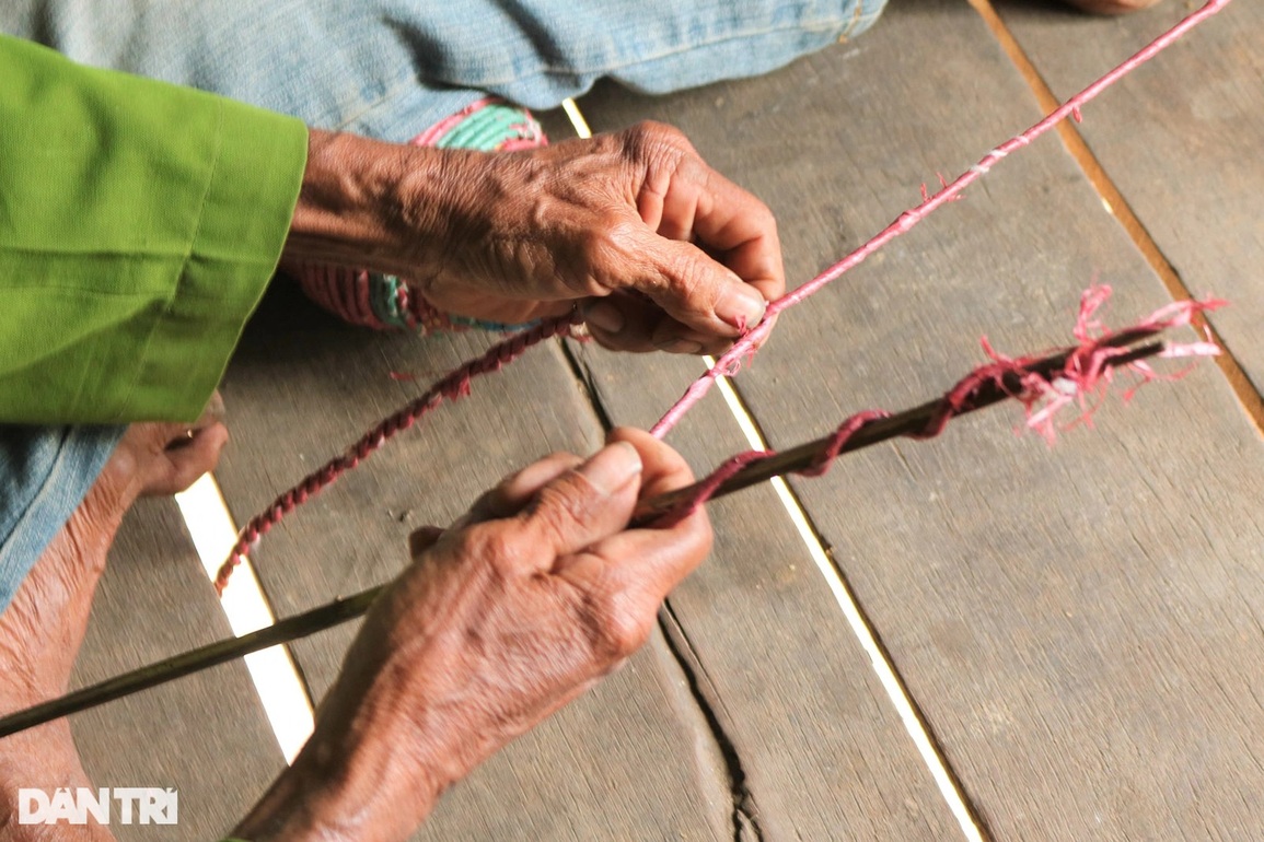 Độc đáo nghề làm dây thừng bằng vỏ cây, bao tải bỏ đi của người Jrai - 2 Độc đáo nghề làm dây thừng bằng vỏ cây, bao tải bỏ đi của người Jrai - 2