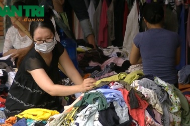 Hà Nội: Sốt với quần áo "hàng thùng" mà quên bệnh ngoài da