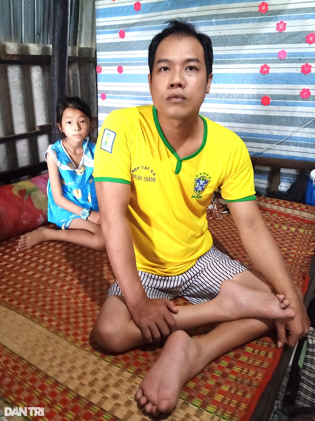 Mẹ bỏ đi, bé gái 10 tuổi chăm cha tật nguyền trong cảnh khốn khổ - 1 Mẹ bỏ đi, bé gái 10 tuổi chăm cha tật nguyền trong cảnh khốn khổ - 1