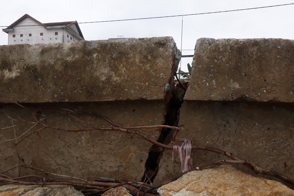 Sóng xé nát kè bê tông, hàng trăm nhà dân bị đe dọa - 2 Sóng xé nát kè bê tông, hàng trăm nhà dân bị đe dọa - 2