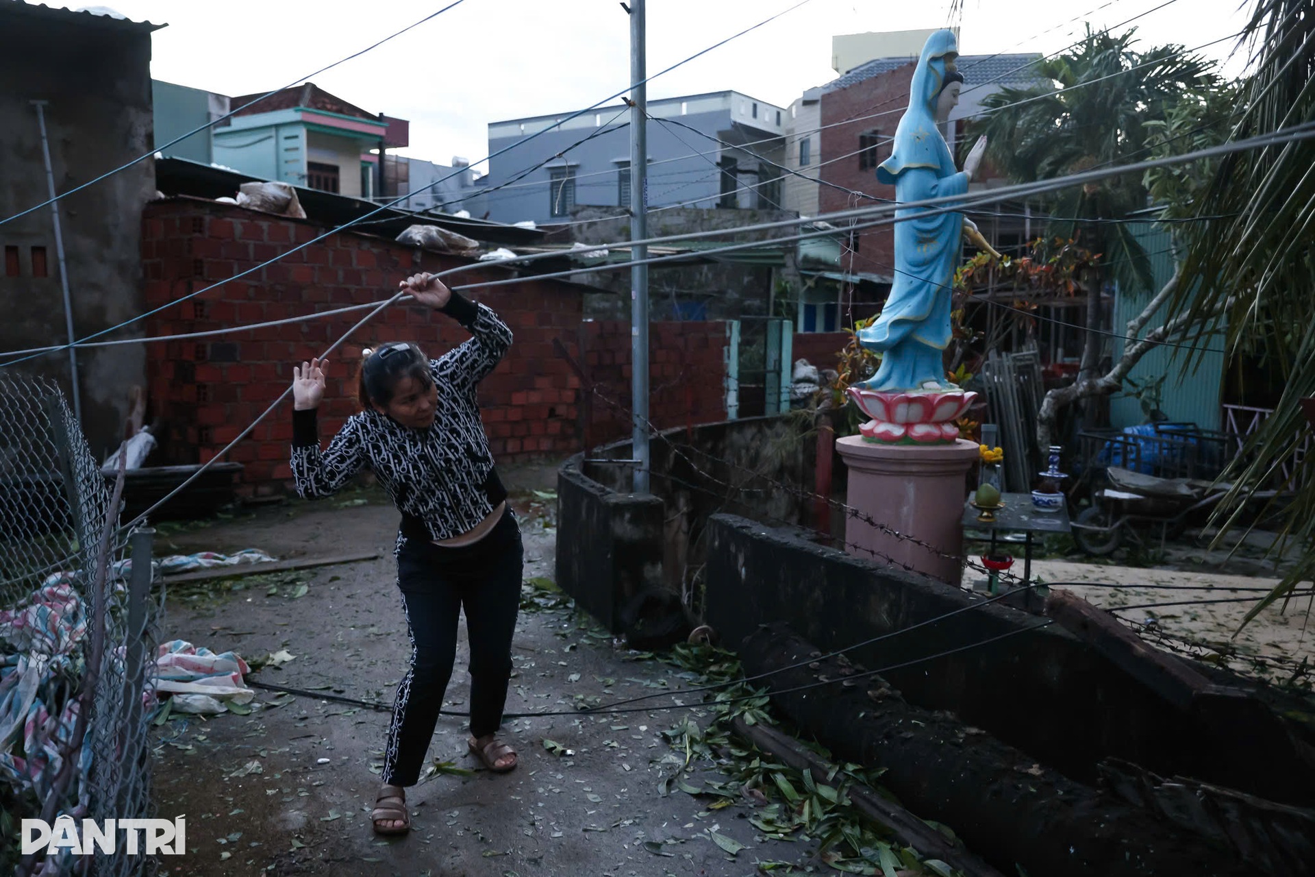 Miền Trung tan hoang sau bão Kalmaegi: Một đêm gió cuốn, làng chài đổ nát - 5 Miền Trung tan hoang sau bão Kalmaegi: Một đêm gió cuốn, làng chài đổ nát - 5