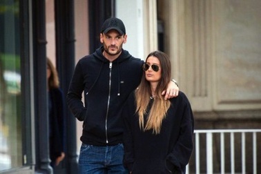 Trở lại sau án phạt, thủ thành Tottenham tự tin tái xuất bên vợ yêu