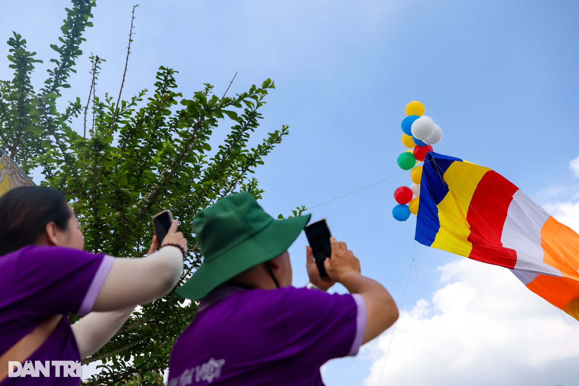 Đại Phật kỳ lớn nhất thế giới tung bay tại Đại lễ Vesak 2025 ở TPHCM - 11 Đại Phật kỳ lớn nhất thế giới tung bay tại Đại lễ Vesak 2025 ở TPHCM - 11