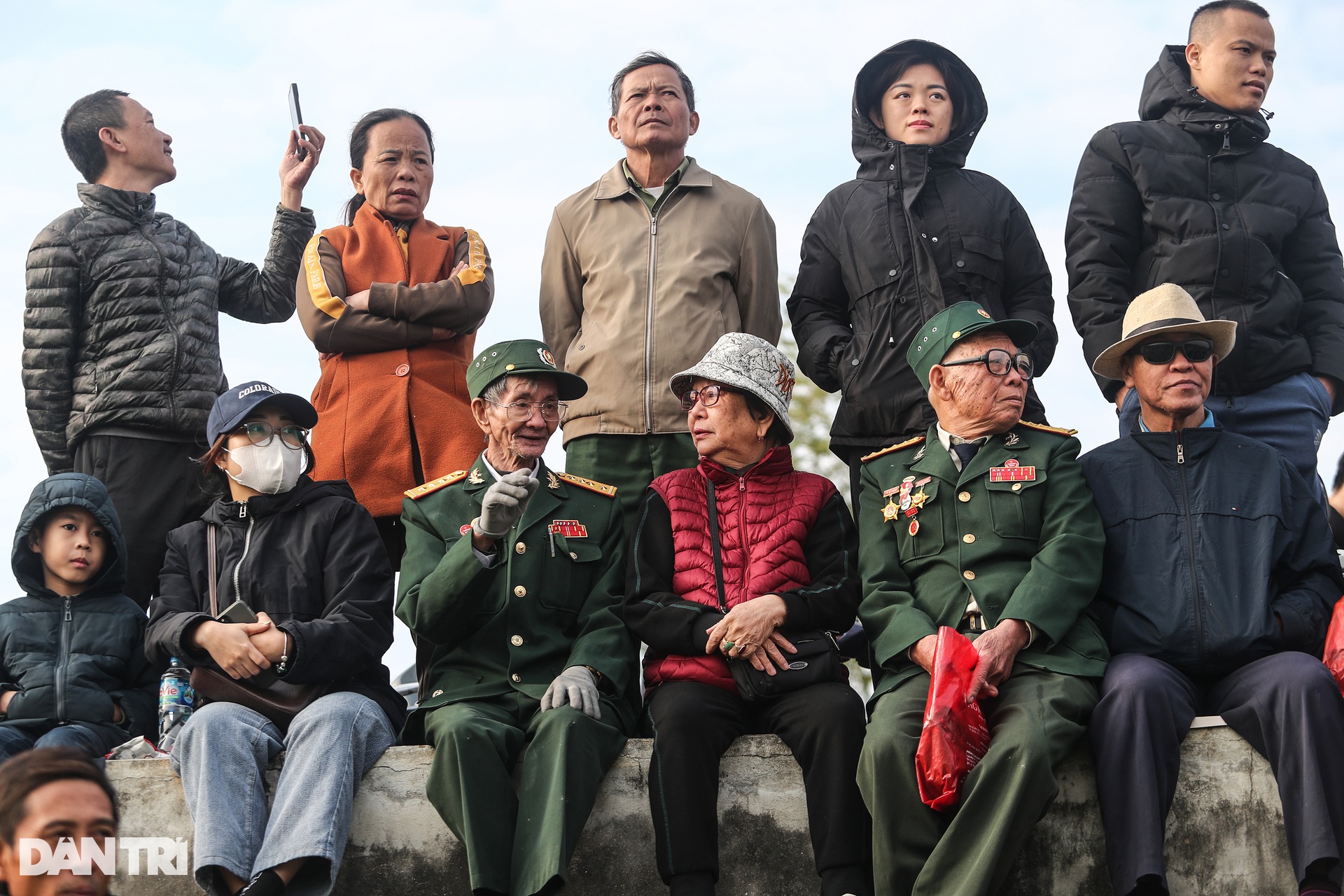 Ngày hội ngắm máy bay của hàng vạn người dân Thủ đô - 2 Ngày hội ngắm máy bay của hàng vạn người dân Thủ đô - 2