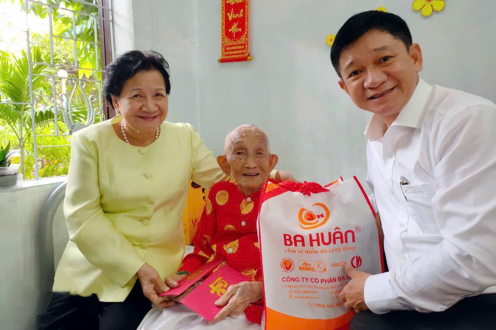 Nữ tỷ phú chưa học hết lớp 5 với cơ ngơi nghìn tỷ giao cho... người dưng - 4 Nữ tỷ phú chưa học hết lớp 5 với cơ ngơi nghìn tỷ giao cho... người dưng - 4