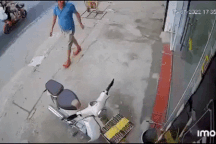 Người đàn ông ở Hà Nội bị chém đứt lìa chân khi đang đi bộ