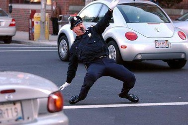 Xem cảnh sát Mỹ vừa nhảy vừa điều khiển giao thông