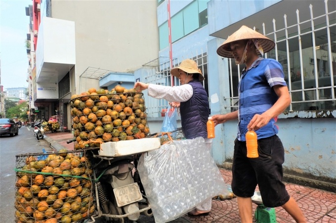 Đổ xô bán nước cam ép nguyên chất giá siêu rẻ, tiểu thương thu tiền triệu mỗi ngày - Ảnh 1. Đổ xô bán nước cam ép nguyên chất giá siêu rẻ, tiểu thương thu tiền triệu mỗi ngày - Ảnh 1.