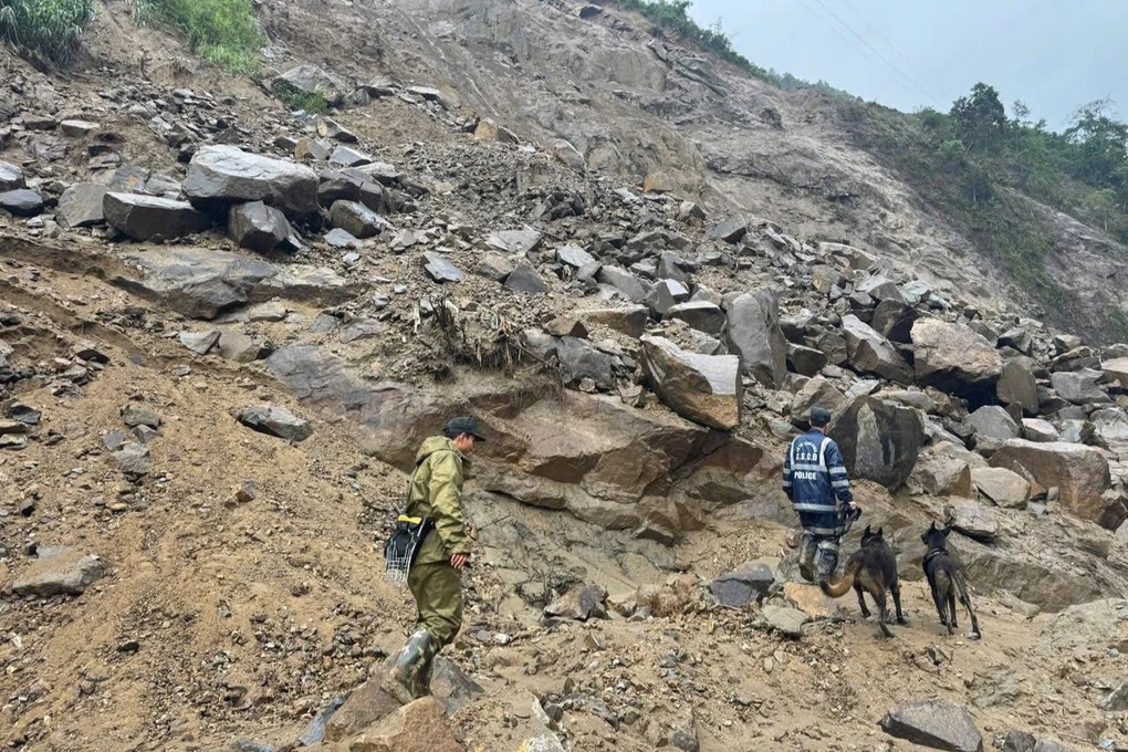 Vụ ô tô chở 3 người bị vùi lấp ở Lào Cai: Chưa tìm thấy nạn nhân cuối cùng - 1 Vụ ô tô chở 3 người bị vùi lấp ở Lào Cai: Chưa tìm thấy nạn nhân cuối cùng - 1