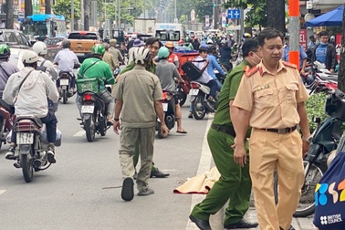 Người phụ nữ thiệt mạng khi tông vào xe xích lô chở nhiều thanh sắt ở TPHCM