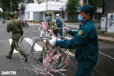 Tháo dỡ hàng loạt chốt chặn, rào chắn trên các tuyến đường trung tâm TPHCM
