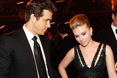Bạn trai và chồng cũ của Scarlett Johansson gặp gỡ thân mật trên truyền hình
