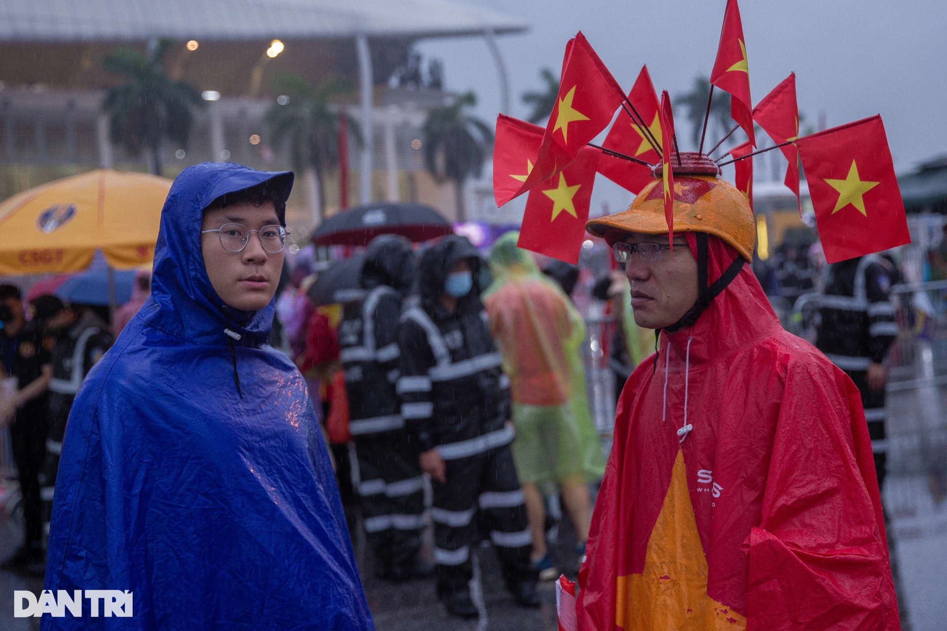 Người hâm mộ đội mưa múa lân, bưng mâm lễ hết mình cổ vũ tuyển U23 Việt Nam - 1