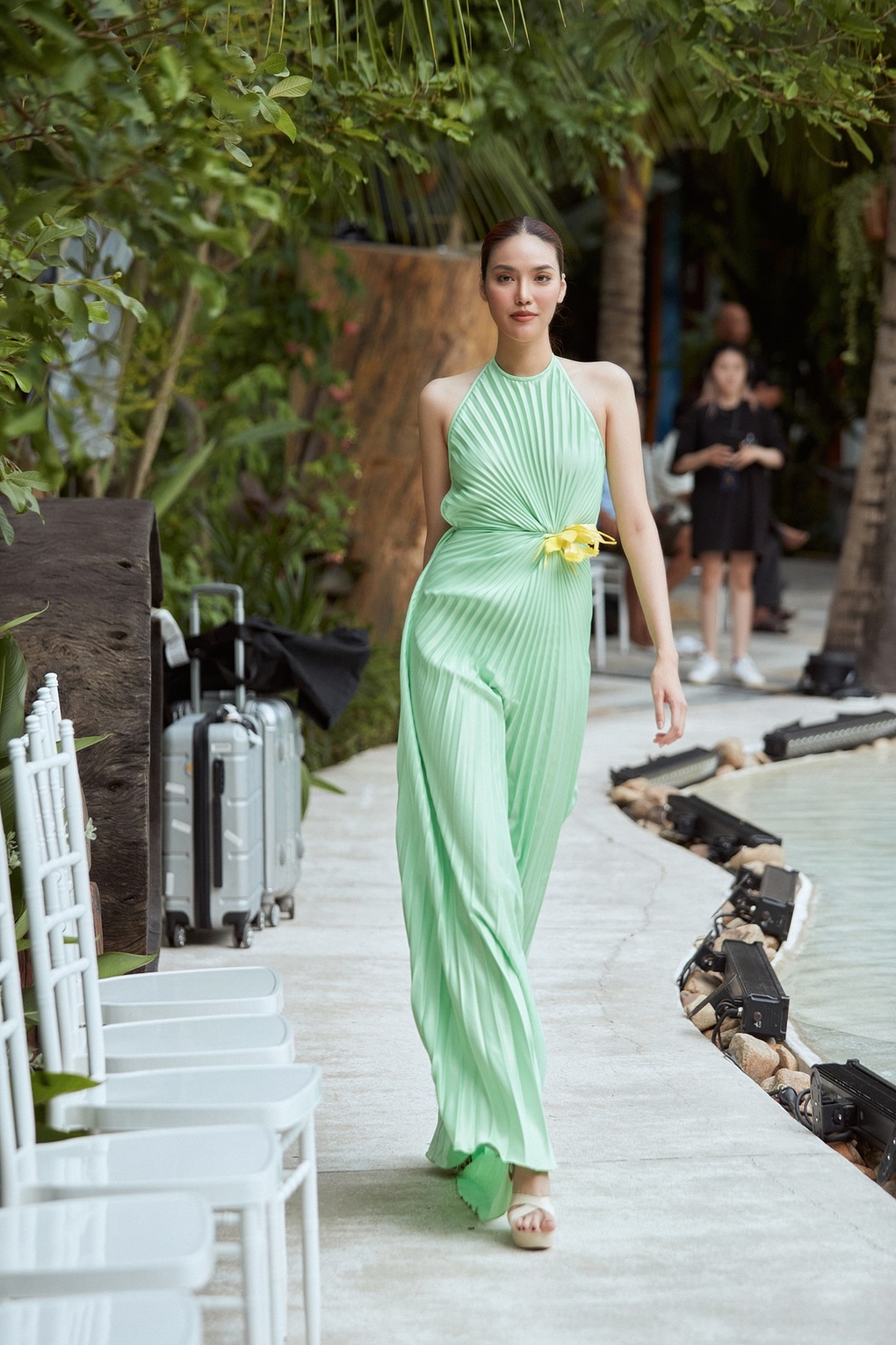 Lan Khuê diện váy hở lưng, chuẩn bị tái xuất sàn diễn - 3 Lan Khuê diện váy hở lưng, chuẩn bị tái xuất sàn diễn - 3