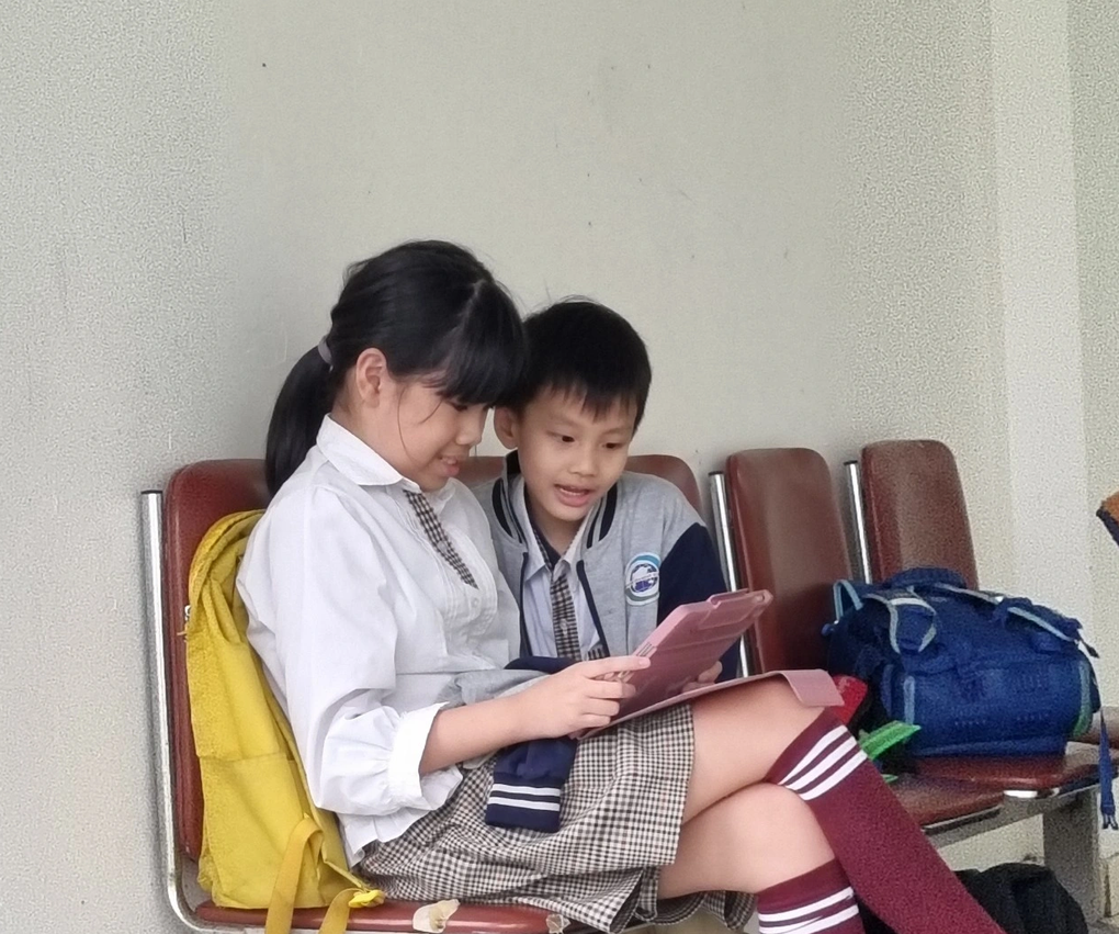 Cần hạn chế việc bắt học sinh làm bài tập và tham gia kỳ thi dùng máy tính - 1 Cần hạn chế việc bắt học sinh làm bài tập và tham gia kỳ thi dùng máy tính - 1