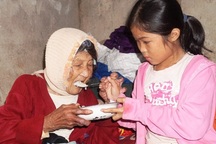 Bạn đọc tiếp tục giúp đỡ cháu bé cơ cực chăm mẹ tâm thần, cụ bại liệt