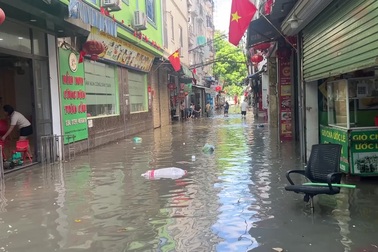 Nước ngập khắp ngõ, người Hà Nội móc thang dây kéo đồ ăn lên nhà