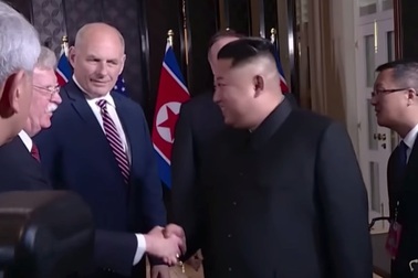 Ông Kim Jong-un từng đề nghị chụp ảnh chung với cố vấn an ninh quốc gia Mỹ