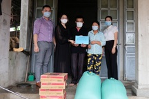 Trao hơn 61 triệu đồng của bạn đọc đến người đàn ông bị u nang xương hàm