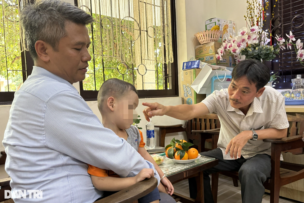 Cuộc sống mới của bé trai 3 tuổi bị tưới nước sôi, bạo hành ở TPHCM - 5 Cuộc sống mới của bé trai 3 tuổi bị tưới nước sôi, bạo hành ở TPHCM - 5