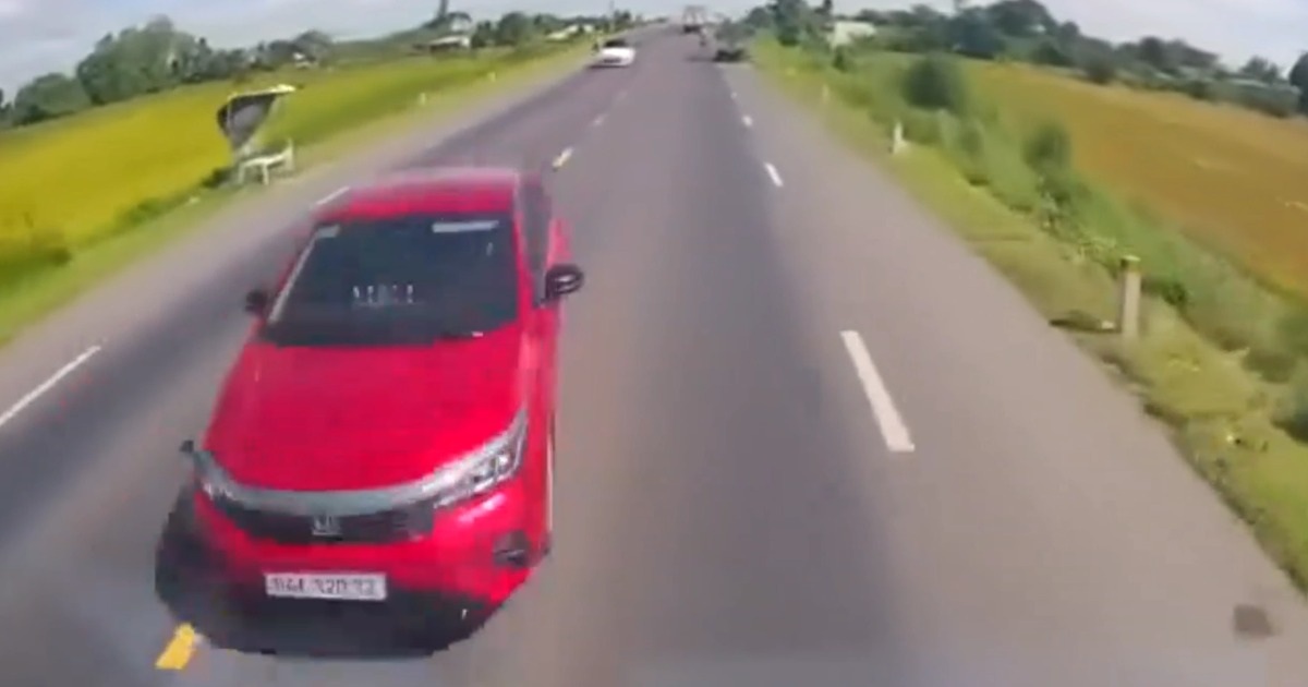 Nổi bật tuần qua: Xe con bất ngờ mất lái, lao thẳng vào ô tô ngược chiều Nổi bật tuần qua: Xe con bất ngờ mất lái, lao thẳng vào ô tô ngược chiều