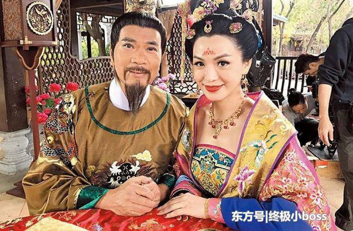 71 tuổi, tài tử Ỷ thiên đồ long ký hạnh phúc bên vợ kém 40 tuổi - 1