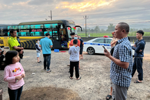 Tạm giữ lái xe "nhồi" khách, lao thẳng CSGT để bỏ chạy