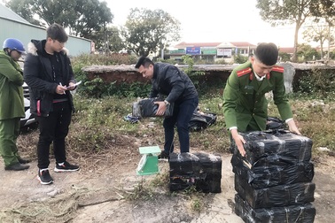 Phát hiện 180kg pháo nổ trên bãi đất trống lúc rạng sáng