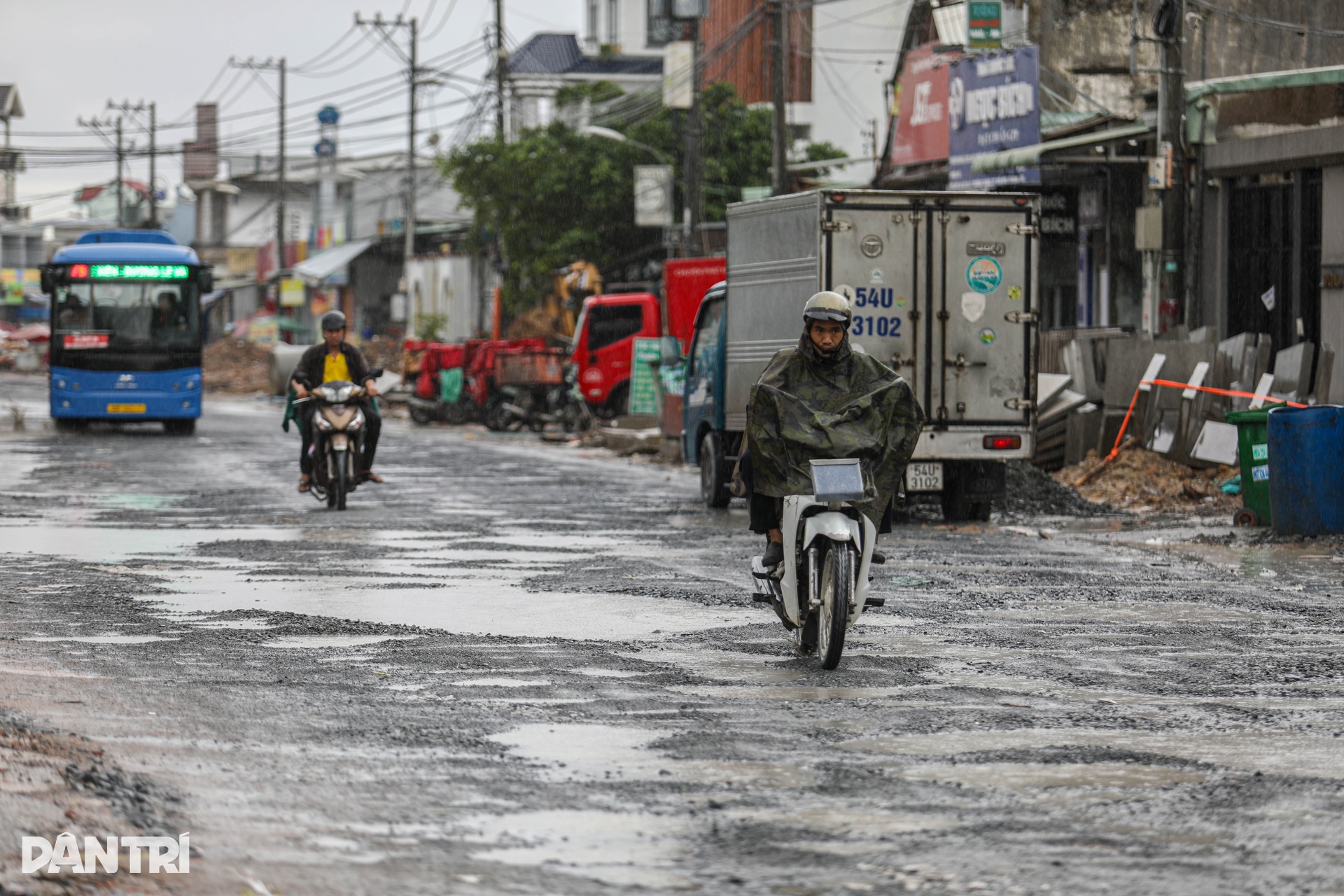 Con đường hàng trăm hố bom, vá đi vá lại sau mỗi cơn mưa ở TPHCM - 2 Con đường hàng trăm hố bom, vá đi vá lại sau mỗi cơn mưa ở TPHCM - 2
