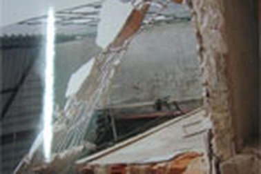 Thuê côn đồ đến đập phá nhà hàng xóm