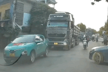 Sang đường bất cẩn, người đàn ông đi xe đạp điện suýt chui gầm xe ben