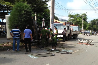Cứu hộ phá ca bin xe container đưa thi thể tài xế ra ngoài