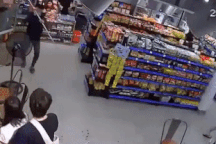 Nhóm côn đồ xông vào siêu thị chém người vì nhìn giống đối thủ