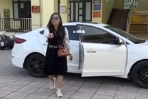 Người phụ nữ chửi bới, đạp đổ hàng loạt xe máy ở trụ sở ủy ban xã