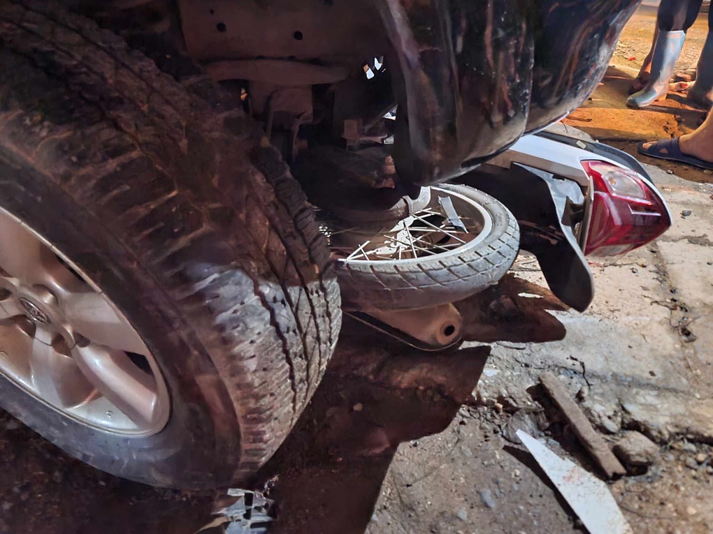 Hà Nội: Ô tô tông 3 thiếu nữ trọng thương trong đêm - 3