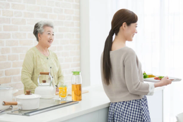 Thấy mẹ chê vợ, chồng đáp một lời khiến vợ rơi nước mắt