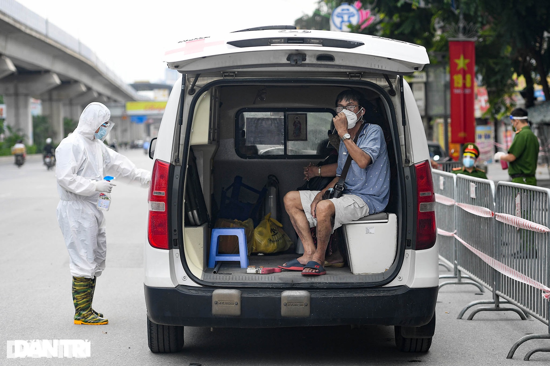 Hà Nội: Đi từng ngõ, gõ từng nhà tiếp tế cho ổ dịch quận Thanh Xuân - 17 Hà Nội: Đi từng ngõ, gõ từng nhà tiếp tế cho ổ dịch quận Thanh Xuân - 17