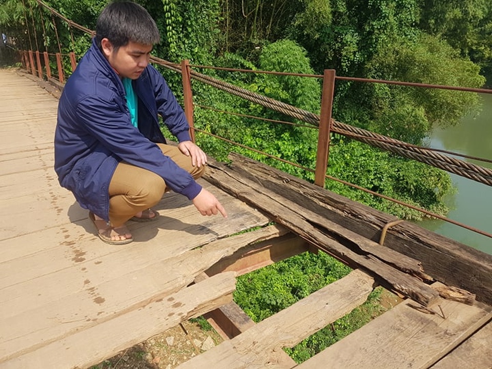 Hòa Bình: Dân mong mỏi sửa cầu treo cũ nát, chính quyền nói chưa có… kinh phí! - 2 Hòa Bình: Dân mong mỏi sửa cầu treo cũ nát, chính quyền nói chưa có… kinh phí! - 2