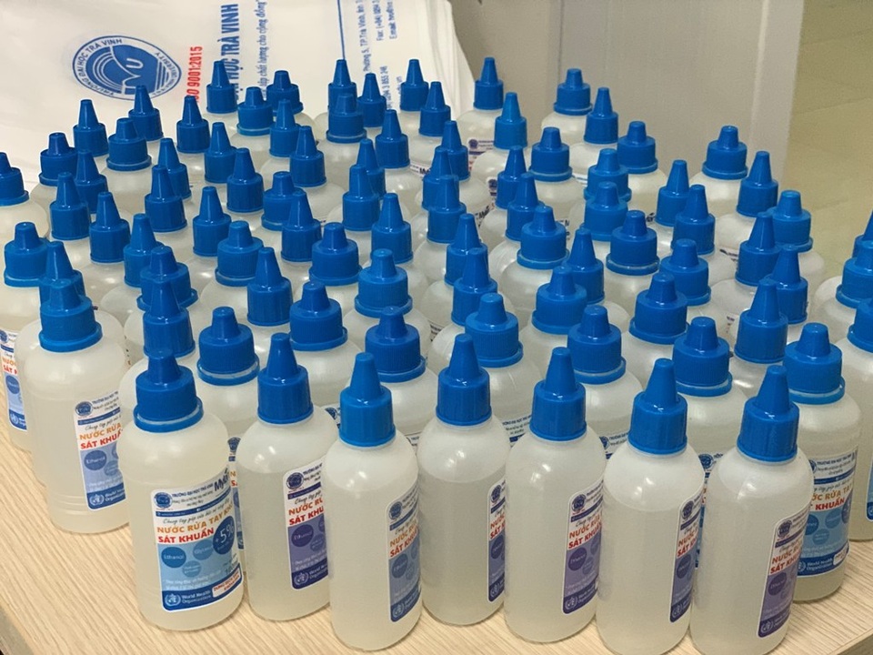 Trường ĐH Trà Vinh điều chế 2.500 lít rửa tay sát khuẩn phục vụ HS, SV - 2 Trường ĐH Trà Vinh điều chế 2.500 lít rửa tay sát khuẩn phục vụ HS, SV - 2