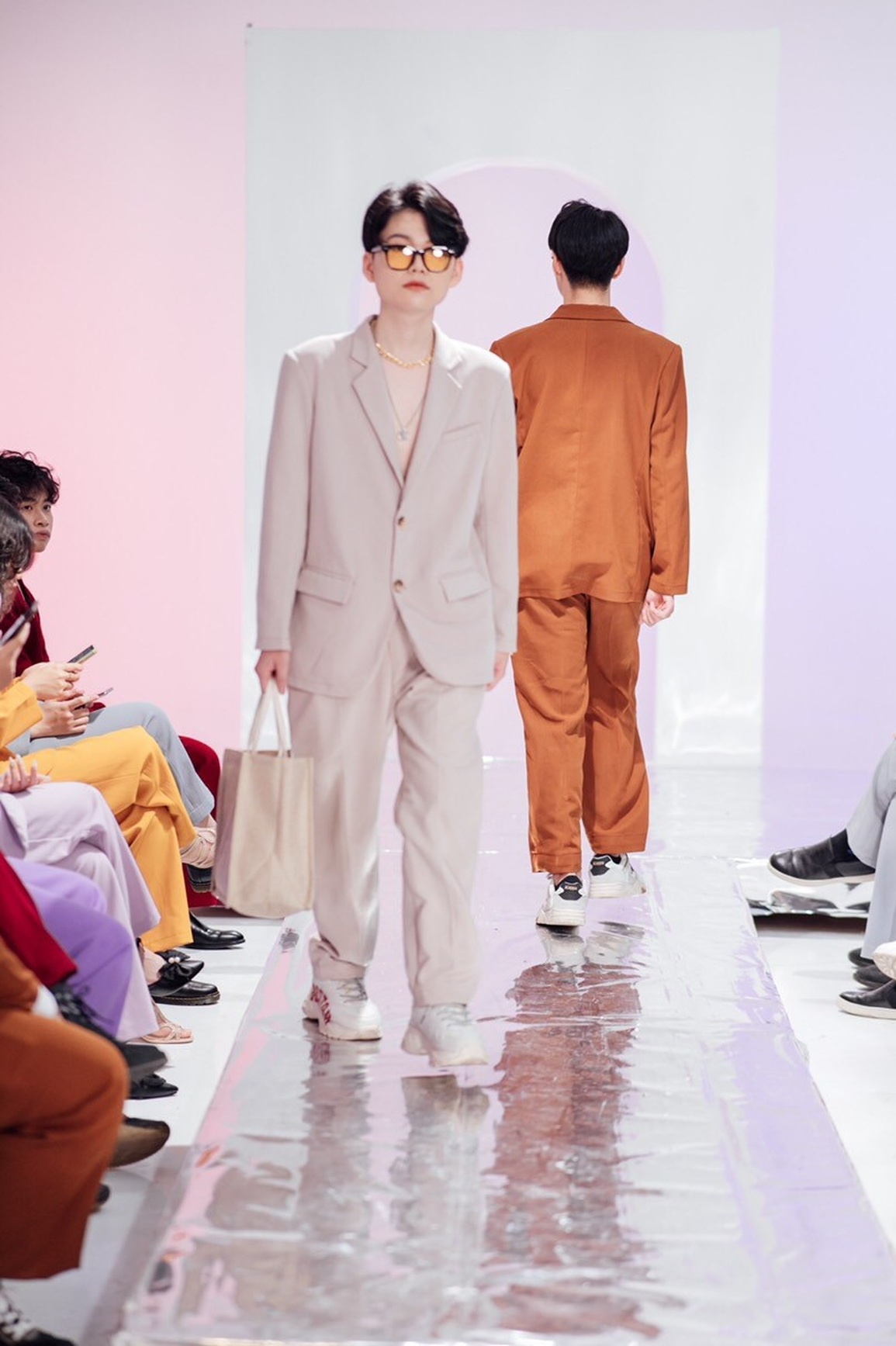 Học sinh Hải Phòng chụp ảnh kỷ yếu độc đáo như show trình diễn thời trang - 2 Học sinh Hải Phòng chụp ảnh kỷ yếu độc đáo như show trình diễn thời trang - 2