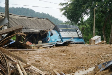 Phút sinh tử cha dùng ô tô chặn dòng lũ quét, cứu con trai khỏi đống đổ nát