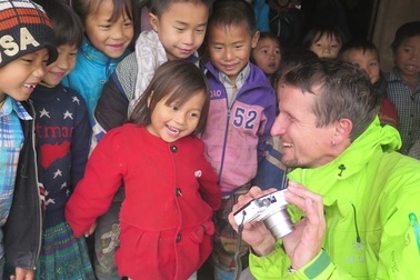 Hai người nước ngoài đi bộ 7.000km gây quỹ cho trẻ em Việt Nam