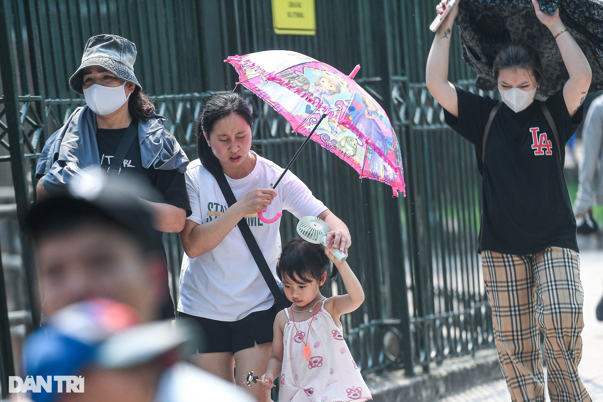 Nắng nóng gay gắt, người dân Thủ đô khổ sở ở các điểm vui chơi - 2 Nắng nóng gay gắt, người dân Thủ đô khổ sở ở các điểm vui chơi - 2